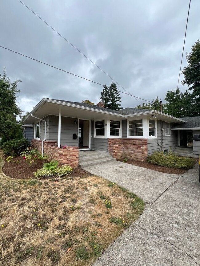 Building Photo - Reserve Now: Spacious, Newly Renovated 5-B...