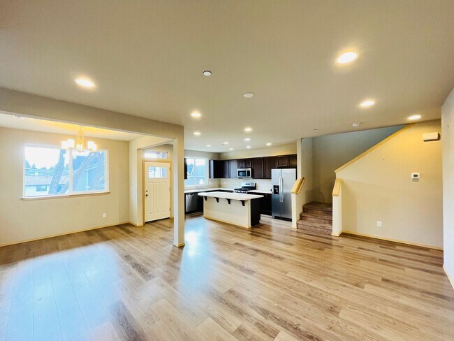 Building Photo - Well Cared for Home in Excellent Location!