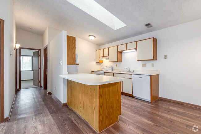 2BR, 2BA - 1,052SF - Kitchen - Villa DeNevue Apartments