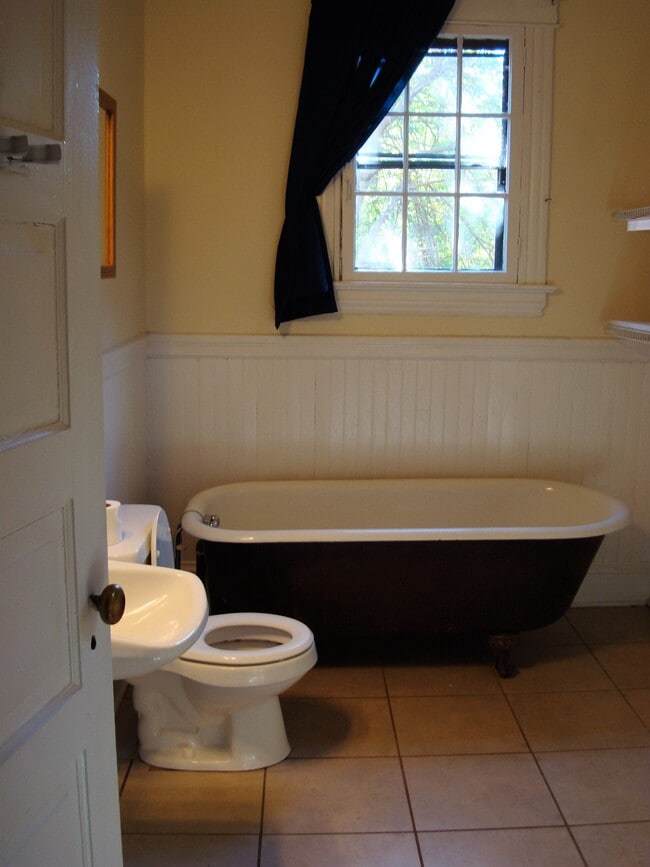 Foto del edificio - 309 W Council St