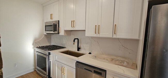 Foto del edificio - Brand New, Sunny, Gorgeous Brookline 2Bd w...