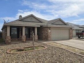 Building Photo - 8732 Rainbow Dr