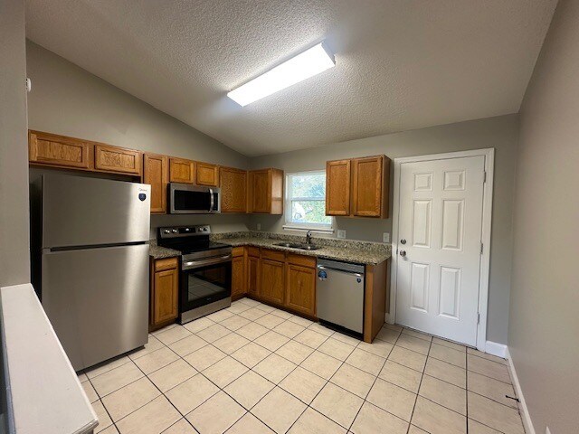 Foto del edificio - Renovated 2/1 Westside Duplex