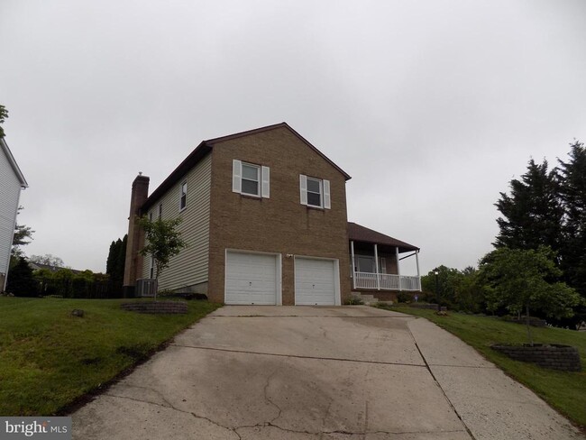 Building Photo - 911 Hedgerow Ct