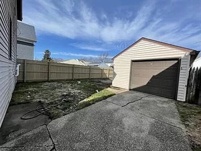 Building Photo - 30 Cushing Place