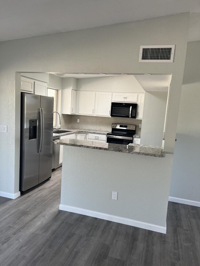 Building Photo - 10571 E Deerfield Pl