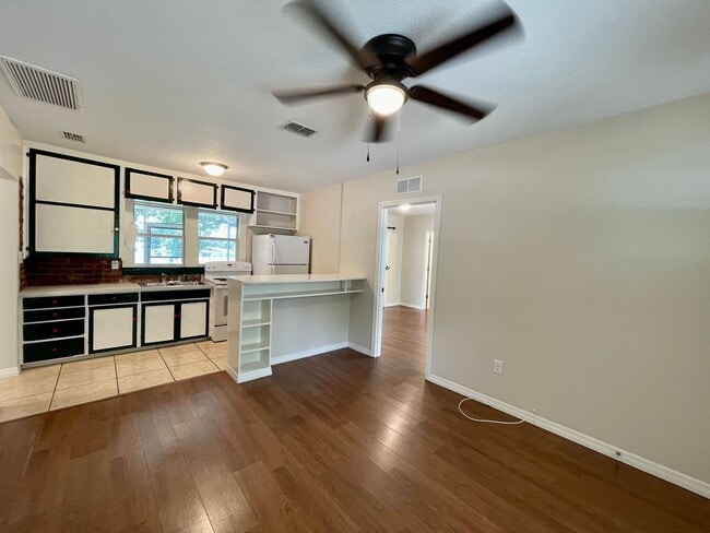 Building Photo - 12504 Forest Hills Dr