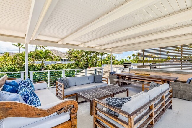 Foto del edificio - Hale Ohana: Bright Kailua Retreat w/hot tub, Lush Tropical Pool, Walk to Beach