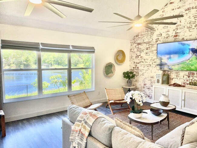 Foto del edificio - 4700 Regina Dr