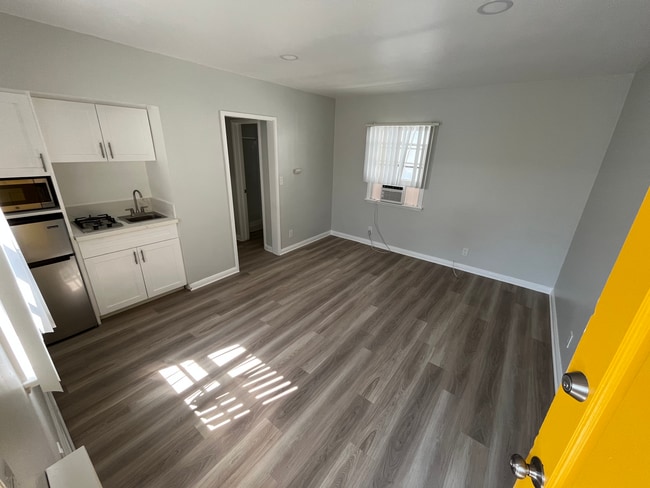 Interior Photo - 944 Tiverton Avenue