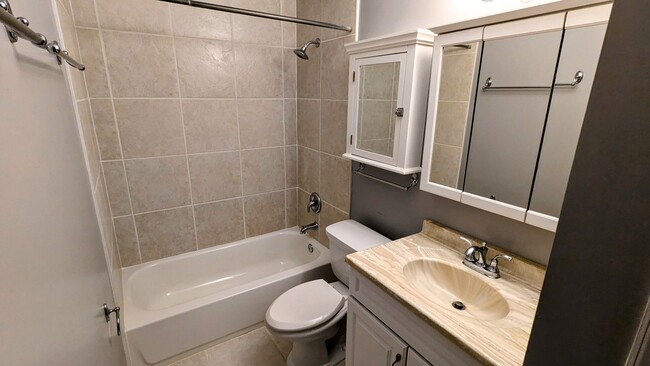 Building Photo - 7928 Foxwood Dr