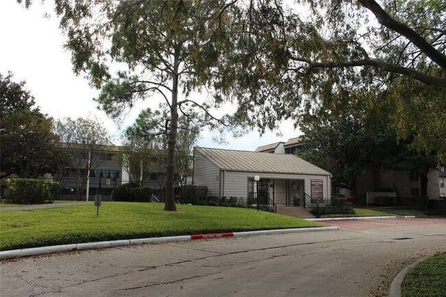 Building Photo - 10855 Meadowglen Ln