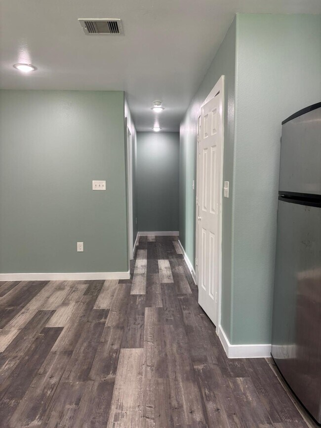 Foto del edificio - 8220 Crestview Dr