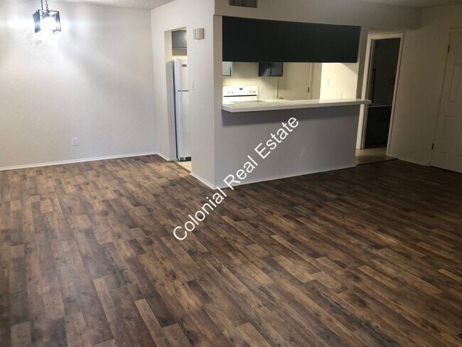 Building Photo - 801 Laurelwood