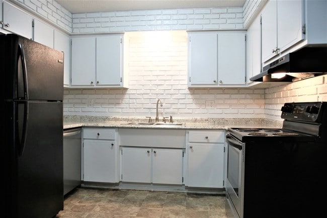 Building Photo - Comfy Ranch House
