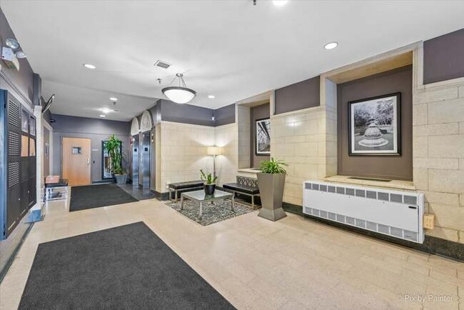 Lobby - 221 E Cullerton St