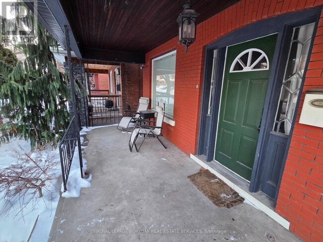 Building Photo - 16 Cedar Ave