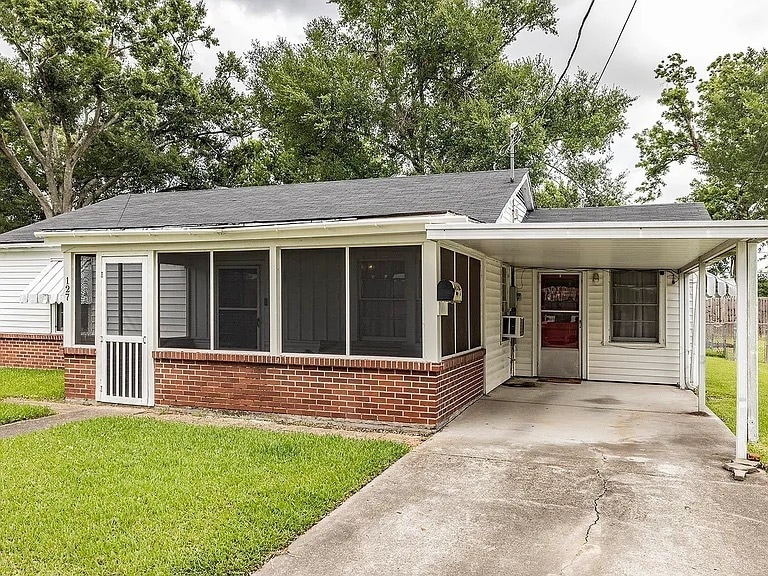 Primary Photo - 127 Hackberry Ave