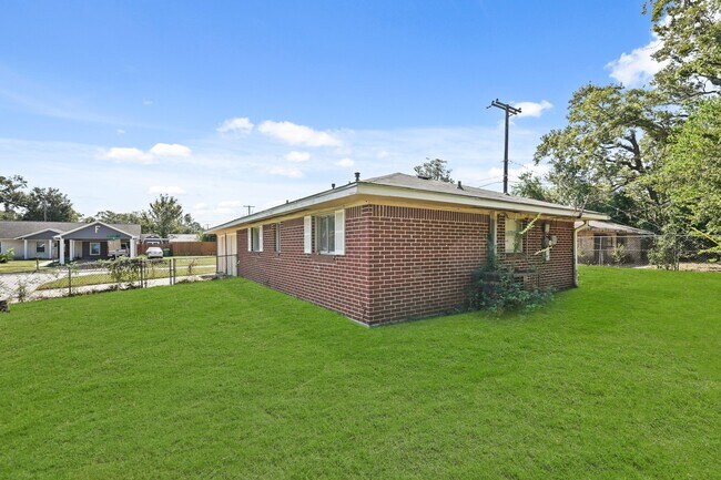 Building Photo - 1802 Mosher Ln