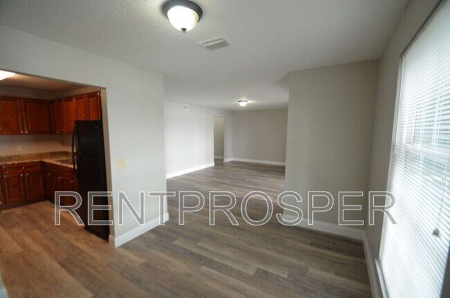 Building Photo - 3930 Versailles Dr
