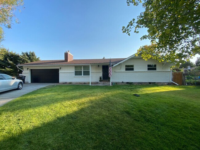 Foto del edificio - Newly Remodeled 5 Bed, 3 Bath Home – 2-Car...