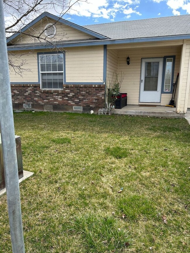 Building Photo - Charming 2 bedroom 2 bathroom Duplex | Ful...