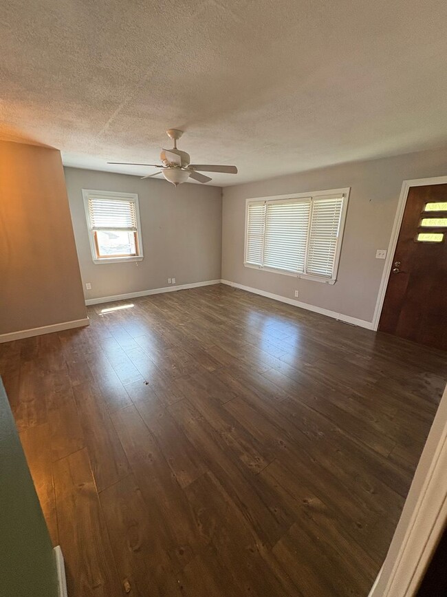Building Photo - 3 bedroom 1 bathroom house for rent