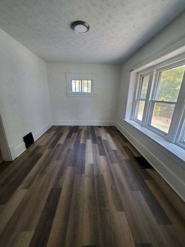 Foto del edificio - Charming 4-Bedroom Property in Prime Location