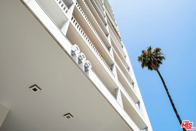 Foto del edificio - 999 N Doheny Dr