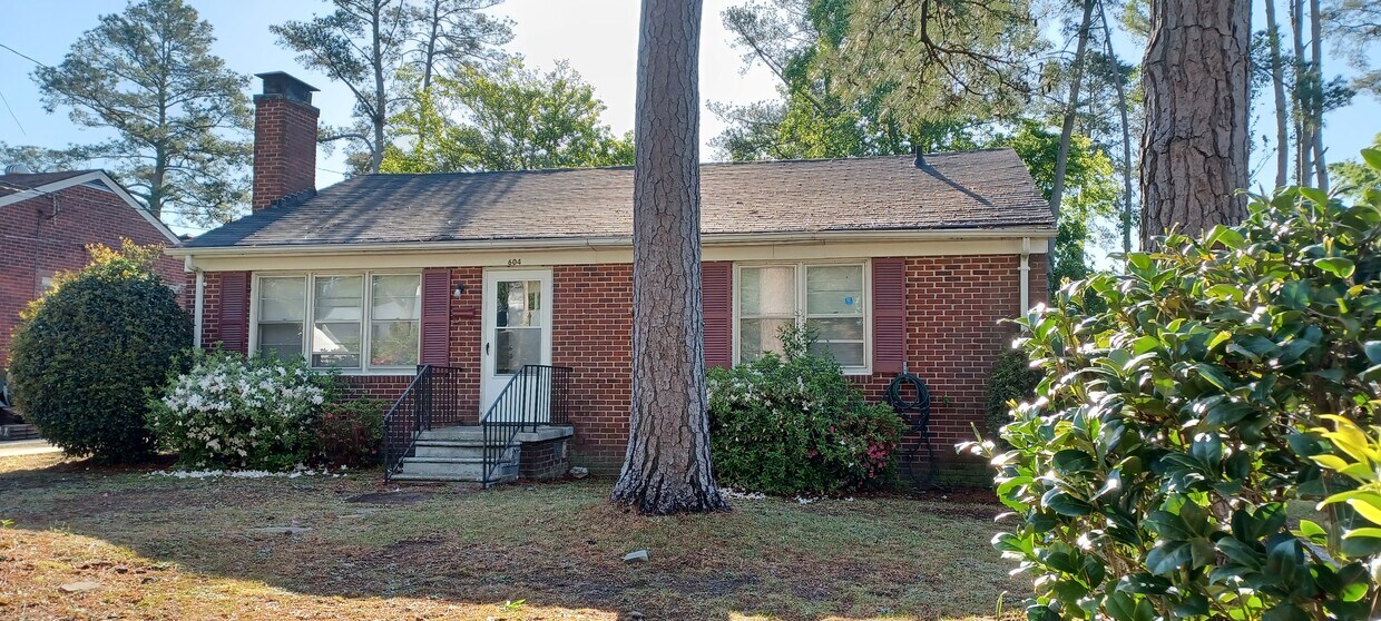 Primary Photo - 604 S Oleander Ave
