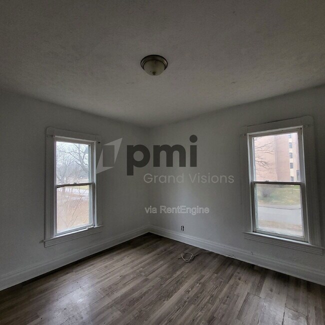 Foto del edificio - 895 W Leafland Ave