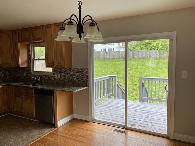 Foto del edificio - Spacious 5BR/2BA Single Family | Fresh Paint + New Carpet | New Kitchen Floor | Huge Yard + Deck