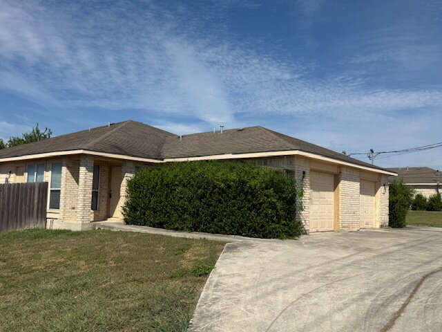 Foto principal - 3 Bedroom, 2 Bath Duplex with Yard Care Pr...