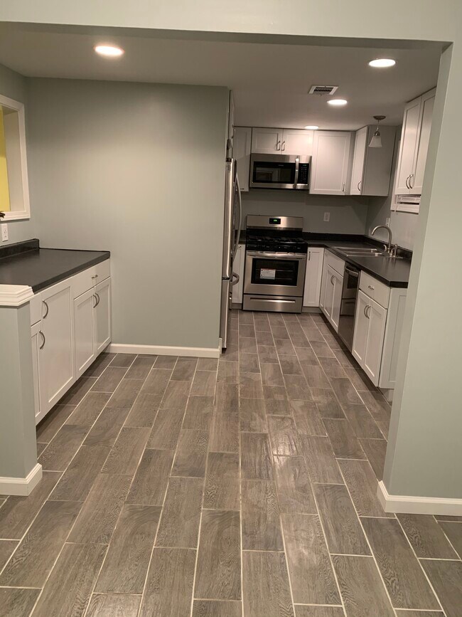 Building Photo - 9237 Root Dr