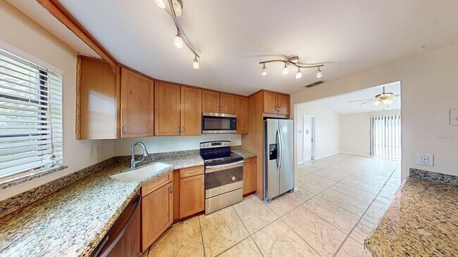 Building Photo - 1br /1bath Condo With Den Available Now In Boca Raton!  **Water & Cable Included**