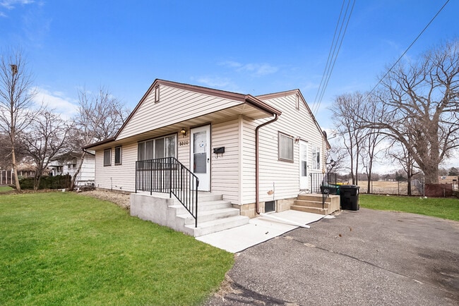 Building Photo - Coming Soon!! Lovely 3 Bedroom, 1 Bathroom...