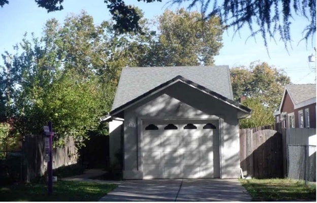 Building Photo - 211 E Oak St