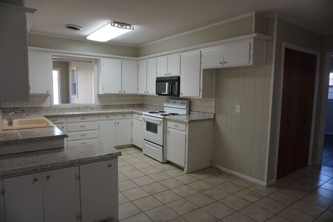 Building Photo - 3 Bedroom 2 bath Walk to Evans