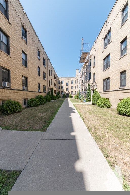 Building Photo - 1940 W Wilson Ave