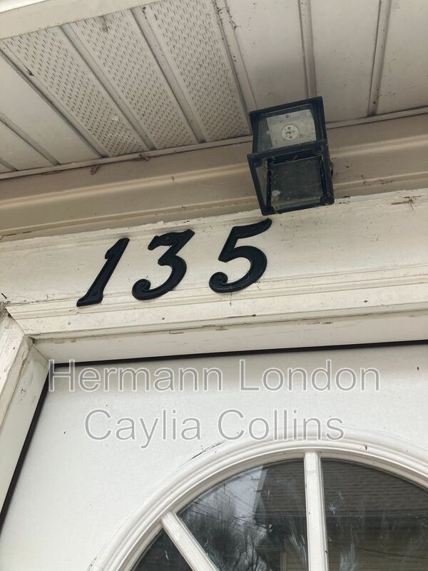 Building Photo - 135 Hereford Ave