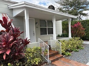 Building Photo - 752 NW 24th Ct