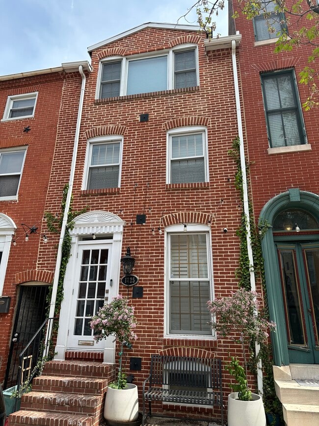 Building Photo - 1425 William St