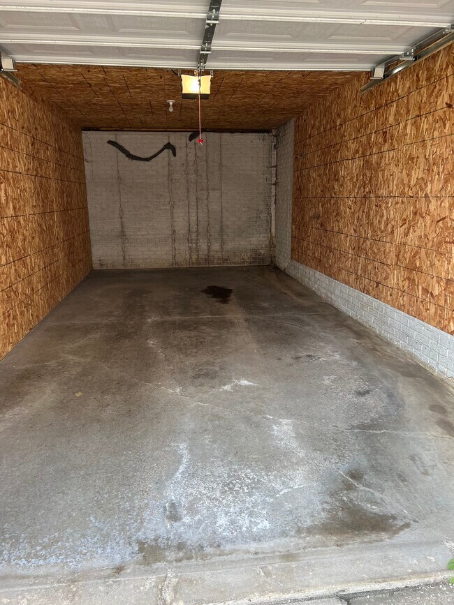 Garaje grande con espacio de almacenamiento adicional. - 643 E 46th St