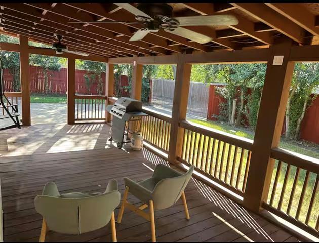 Foto del edificio - 1709 Elk Grove Dr