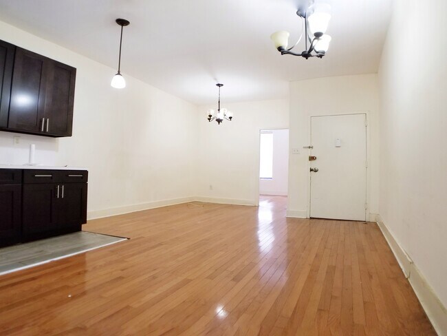 Building Photo - 1316 Halsey St