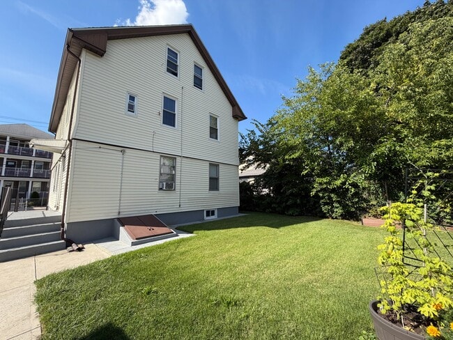 Building Photo - 49 Ivy St
