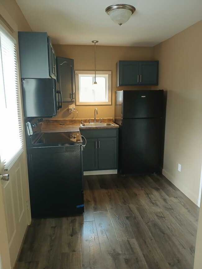 Kitchen - 4 Cushing Rd