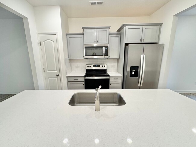 Foto del edificio - 2 br 2.5 ba townhome near shopping AVAILAB...