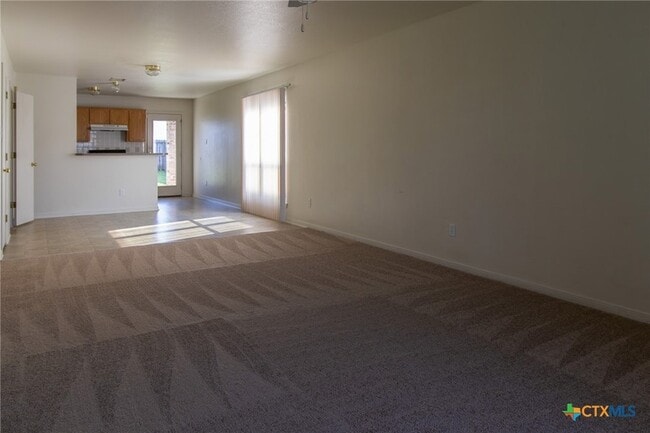 Building Photo - 102 E Robin Ln