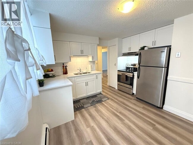 Building Photo - 87 Brybeck Crescent